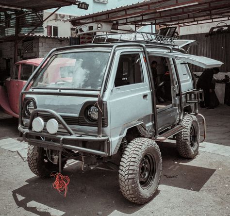 Holy Shift Is converting the Suzuki Omni into the off-road ready Gymni | Men's Gear Suzuki Carry Modified, Suzuki Omni, Mobil Off Road, Mini Trucks 4x4, T3 Vw, Suzuki Carry, Hors Route, Mini Truck, Mini Camper