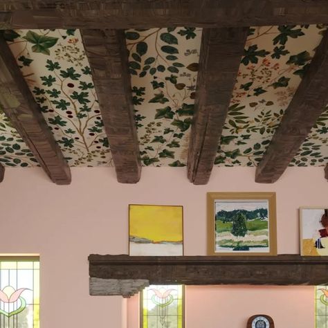 Unique Wallpaper Living Room, Rooms With Beams On Ceiling, Wallpaper Ceiling With Beams, Vaulted Ceiling Wallpaper, Wallpaper Kitchen Ceiling, Pretty Ceilings, Cottage Accent Wall, Wallpaper Ceilings, Wallpaper On Ceiling