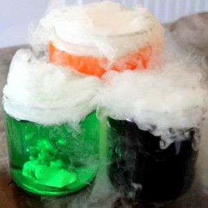 Edible Magic Potion is one of the coolest crafts for kids because it's edible science! Edible Kids Crafts, Mad Scientist Party, Scientist Party, Festa Harry Potter, Anniversaire Harry Potter, Kid Experiments, Science Party, Mad Science, Halloween Drinks