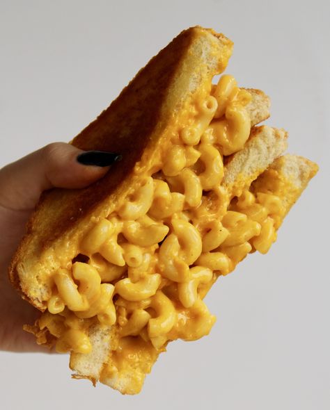 Mac And Cheese Grilled Cheese, Mac N Cheese Vegan, Cheese Aesthetic, Six Vegan Sisters, Grilled Mac And Cheese, Vegan Grilling, Peanut Butter Cookie Dough, Vegan Cheddar, Creamy Mac And Cheese