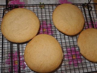 Pake Cake (Chinese Tea Cake/Cookies) Coco Puffs Recipe, Dobash Cake, Tea Cookies Recipe, Fijian Food, Samoan Food, Tea Cakes Southern, Guava Cake, Apple Tea Cake, Chocolate Tea Cake