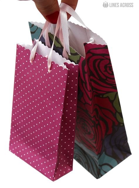 "Lines Across": Homemade Scrapbook Paper Gift Bags -DIY instructions attached. Diy Gift Bags Paper, Homemade Gift Bags, Diy Scrapbook Paper, Gift Bags Diy, Easy Diy Gifts, Paper Gift Bags, Wrapping Ideas, Bags Tutorial, Paper Bags