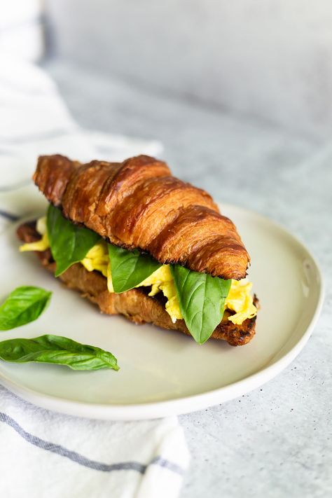 Croissant Sandwich Photography, Bread Photoshoot, Croissant Ideas, Sandwich Croissant, Croissant Breakfast Sandwich, Veg Sandwich, Egg Sandwich Breakfast, How To Cook Chorizo, Croissant Sandwich