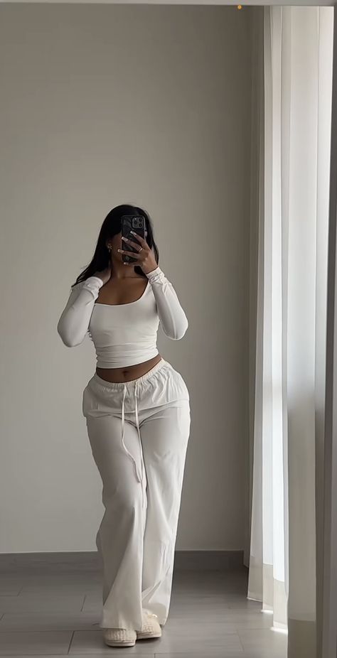 Sweatpants Sleepwear Outfit, All White Fit, All White Outfits, Mode Zara, Casual Date Night, Effortlessly Chic Outfits, Cute Lazy Day Outfits, Looks Black