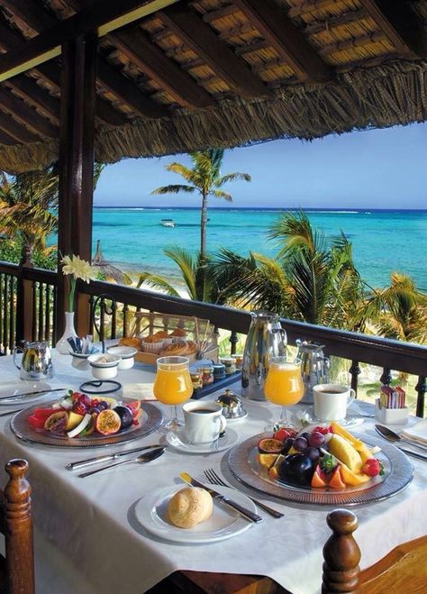 Vacation Aethstetic, Vision Board Holiday, Vacation Asethic, Holiday Astethic, Maldives Breakfast, Luxury Vacation Aesthetic, Luxury Beach Vacation, Vacation Dinner, Cancun Trip