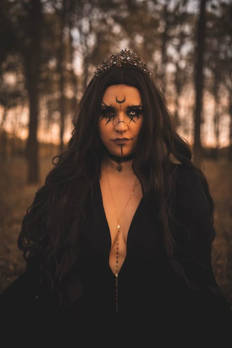 follow Jackson Light Photography on facebook Light Witch Costume, Coven Makeup Witches, Halloween Makeup Photoshoot, Bad Witch Makeup, Halloween Witch Makeup Looks, Light Halloween Makeup, Make Up Bruja, Makeup Bruja Halloween, Coven Makeup