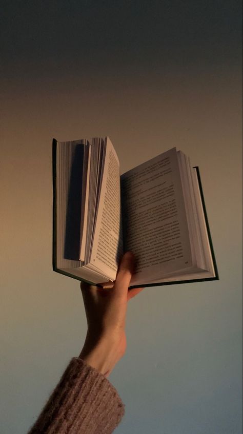 Book Read Aesthetic, Reading Photography Aesthetic, Books Cozy Aesthetic, Simple Book Aesthetic, Book Self Aesthetic, Reader Astethic, Bookstagram Aesthetic Simple, Book Photography Ideas Simple, Lecturer Aesthetic