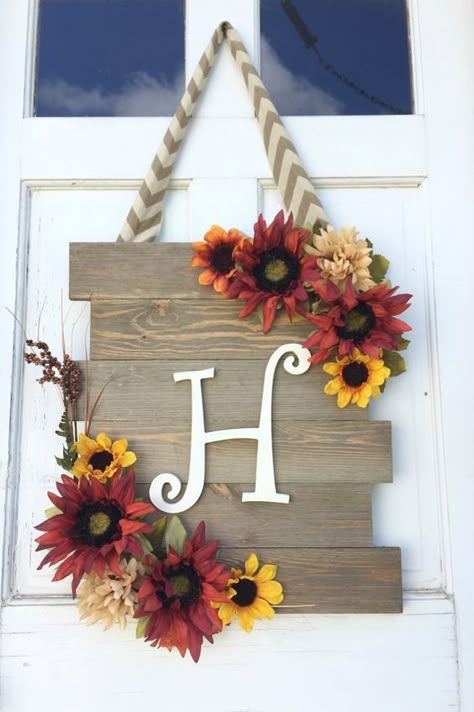 Wood Sunflower Door Hanger - Crafty Morning #diywoodprojects #diyprojects #diysunflowerdoorhanger #diycrafts #diysunflowercrafts #diydoorhanger Sunflower Door Hanger, Deco Champetre, Letter Decor, Fall Deco, Deco Floral, Fall Decor Diy, Fall Diy, Fall Wreaths, Wooden Sign