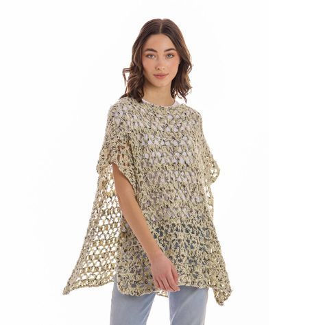 PATRÓN GRATIS Fresco Poncho de Puntos Calados en Crochet - Crochetisimo Crochet Poncho Pattern, Poncho Crochet, Easy Crochet Patterns Free, Crochet Poncho Patterns, Poncho Pattern, Crochet Instructions, Crochet Poncho, Yarn Brands, Crochet Kit