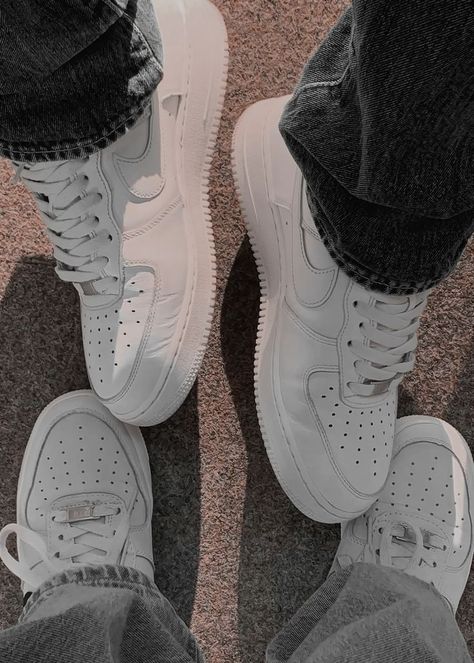 air force 1's couple shoe goals Matching Air Force Ones Couples, White Airforces Outfits, Air Force Couple, Accessories 2000s, Miami Spring Break, Green Studio, Shoe Goals, Fake Grass, Couple Shoes