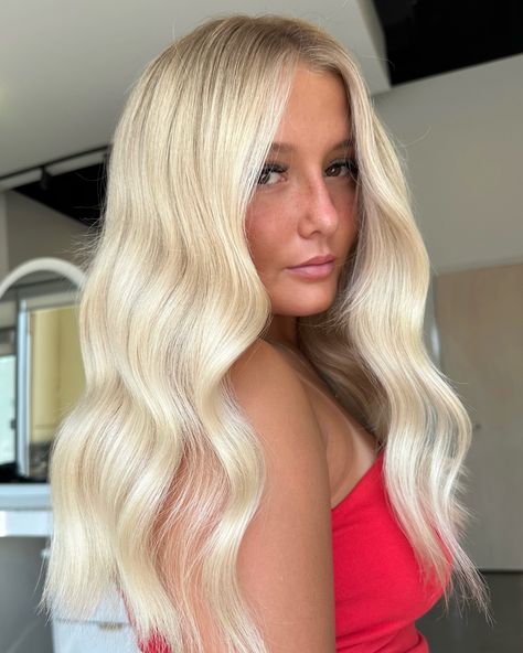 Light blonde teasylights with bright money piece Bright Money Piece, Bright Blonde Hair, Money Piece, Bright Blonde, Highlights Brown Hair, Blonde Bombshell, Color Inspo, Light Blonde, Hair Inspo Color