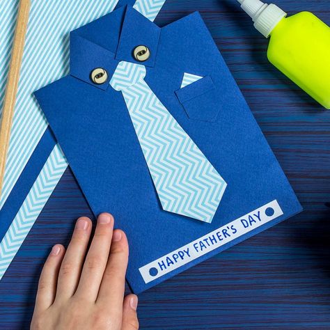 https://www.guiainfantil.com/ocio/manualidades/tarjeta-de-camisa-con-corbata-para-el-dia-del-padre-manualidades-para-ninos/ Bible Crafts For Kids, Bible Crafts, Happy Father, Happy Fathers Day, Fathers Day, Crafts For Kids, Back To School