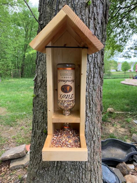 Barn Wood Bird Feeders, Pallet Wood Bird Feeder, Cool Bird Feeders, Wooden Bird Feeders Diy, Homemade Bird Feeders Wooden, Bird Feeder Landscaping, Bird Feeder Station Ideas, Rustic Bird Feeders, Bird Feeder Hangers