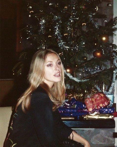 Nostalgia on Instagram: “Sharon Tate celebrating Christmas in 1968. Merry Christmas and Happy Holidays everyone!” Model Tips, And So It Begins, Roman Polanski, This Is Your Life, Sharon Tate, Valley Of The Dolls, Mia 3, Beauty Icons, Old Hollywood