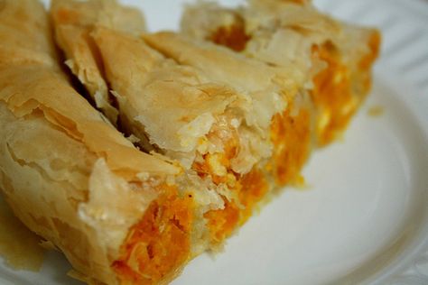 A sweet pie made from pumpkin. Cypriot Food, Greek Pita, Greek Pastries, Pumpkin Oatmeal Cookies, Greek Sweets, Greek Desserts, Veg Dishes, Greek Cooking, Homemade Pastries