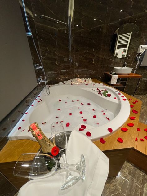 Couple Bathtub Aesthetic, Hotel Date, Romantic Hotel Rooms, Spoiled Girlfriend, Romantic Room Surprise, Surprise For Girlfriend, Romantic Bathrooms, Romantic Room Decoration, Romantic Date Night Ideas