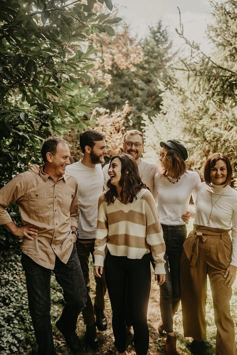 Family Picture Outfits Adults, Six People Photoshoot, Family Photos All Adults, Adults Family Photoshoot, Adult Family Picture Ideas, Sibling Family Photos, Family Photos Adult Children, Adult Family Photoshoot, Full Family Photoshoot