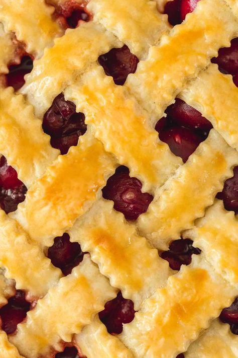 How to Lattice a Pie Crust Diy Pie Crust, Double Pie Crust, Lattice Pie Crust, Pie Crust Shield, Lattice Crust, Lattice Pie, Pie Crust Uses, Little Sunny Kitchen, Easy Pie Crust