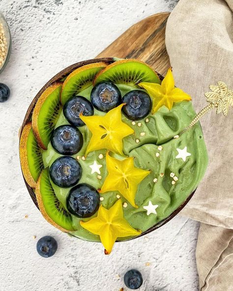 Matcha Nice Cream, Kiwi Smoothie Bowl, Granola Bowl, Green Foods, Kiwi Smoothie, Blue Spirulina, Star Fruit, Frozen Mango, Frozen Bananas