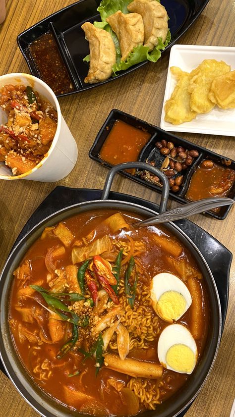 Ramen Aesthetics Korean, Ramion Korean Food, Korean Ramen Aesthetic, Korean Food Ramen, Tteokbokki Aesthetic, Korean Food Aethstetic, Ramen Aesthetics, Andrea Core, Korean Lunch