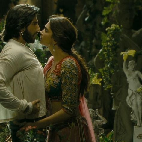 Ram Leela Movie Images, Leela Movie, Deepika Padukone Movies, Hindi Movie Film, Ram Leela, Deepika Ranveer, Cute Crush Quotes, Vintage Bollywood Aesthetic, Black Hair Video