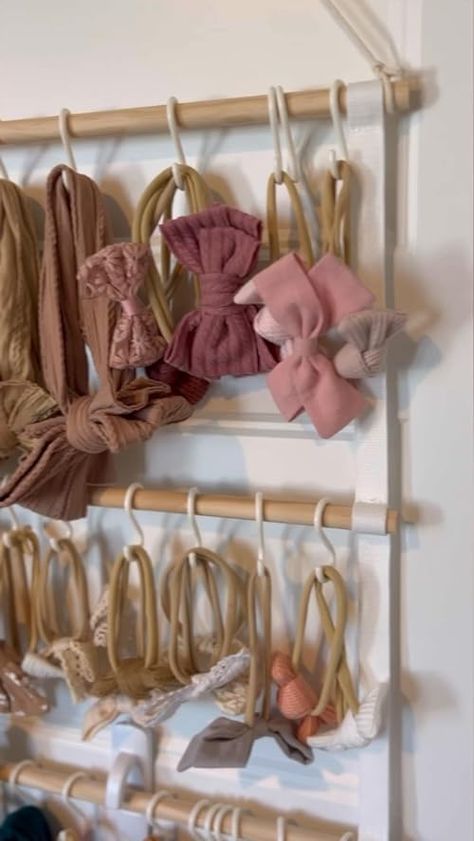 Check out this video Organizes hair bows and headbands! from Cierra Robin Blogs Hair Bow Organization, Baby Girl Nursery Organization, Girl Nursery Organization, Bow And Headband Organizer, Bow Organization, Girls Room Organization, Newborn Room, Hair Bow Organizer