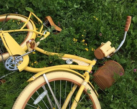 Man Street Style, Hufflepuff Aesthetic, All The Bright Places, Bike Aesthetic, Minako Aino, Chandler Bing, Vintage Bike, Rachel Green, Yellow Aesthetic