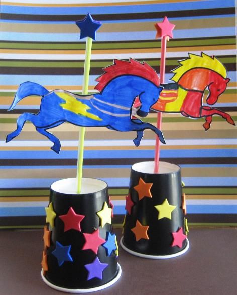 Carousel Horse Craft - use the free printable to make this colourful paper cup craft! Picture Craft, Paper Cup Crafts, Carnival Crafts, Circus Crafts, Diy Horse, Horse Ideas, Horses Theme, Horse Crafts, Theme Days