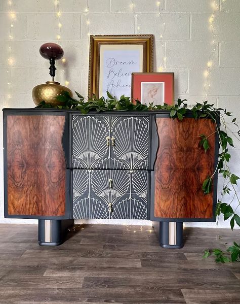 Gold Accent Furniture, Art Deco Buffet Sideboard, How To Decorate A Sideboard, Art Deco Buffet, Cabinet Art, Sideboard Drinks Cabinet, Art Deco Sideboard, Painted Sideboard, Art Deco Cabinet