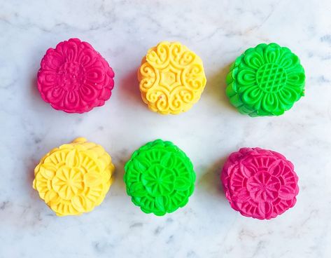 Mid-Autumn Festival: 3 Easy and Fun Kids' Arts Festival Crafts For Kids, Mid Autumn Festival Craft, Crafts To Make At Home, Chinese Moon Festival, Make Playdough, Autumn Moon Festival, Festival Crafts, Easy Craft Ideas, Moon Festival