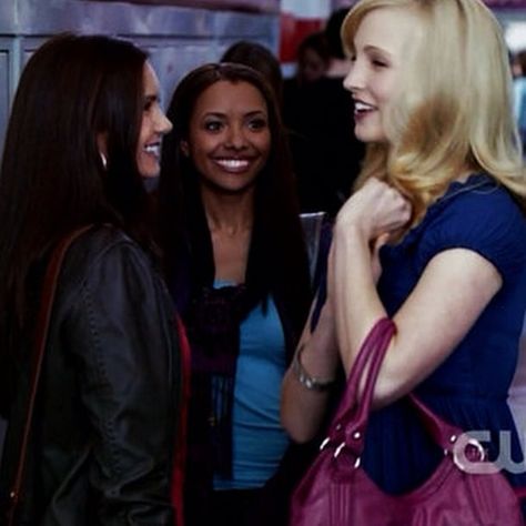 Accola posted this throwback screenshot of an episode from the very first season in 2009. Elena Season 1, Bonnie Elena Caroline, Elena Bonnie Caroline, Bonnie And Caroline, Caroline And Elena, Tvd Aesthetic, Harry Potter Percy Jackson, Profile Avatar, Tvd Dr