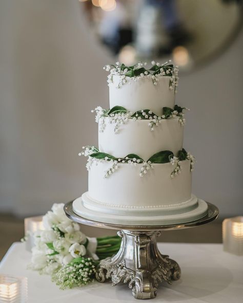 London  Surrey Photographer on Instagram: “The details on this cake are fabulous and match the Lily of the Valley in the bride's bouquet @the_bingham_weddings_ with the talented…” Wedding Cake With Lily Of The Valley, Lily Of The Valley Wedding Cake, Lily Of The Valley Cake, Lily Of The Valley Wedding, Lily Of The Valley Bouquet, Sheep Cake, Spring Wedding Cake, 3 Tier Wedding Cakes, Bride's Bouquet