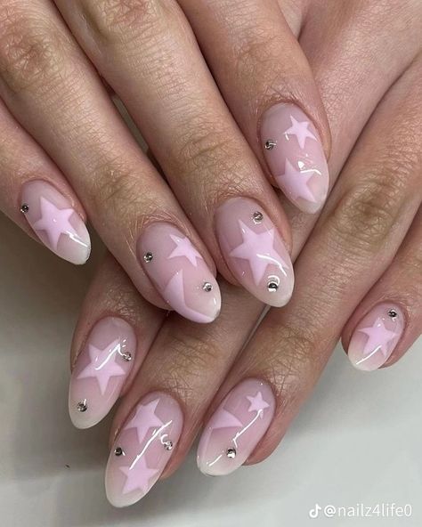 Pink Stars Acrylic Nails, Cool Almond Nails Ideas, Gel X Nails Stars, Star Gel X Nails, Pink Nails Star Design, Pink Star Almond Nails, Star Nail Inspo Short, Girly Grunge Nails, Star Nails Acrylic Pink