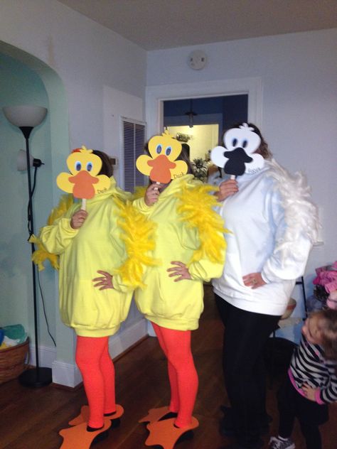 Halloween Costume Duck Duck Goose Duck Duck Goose Costume, Duck Duck Goose Halloween Costume, Womens Duck Costume, Halloween Goose Outfits, Baby Duck Costume, Diy Lawn Goose Outfits, Duck Halloween Costume, Super Easy Halloween Costumes, Goose Costume