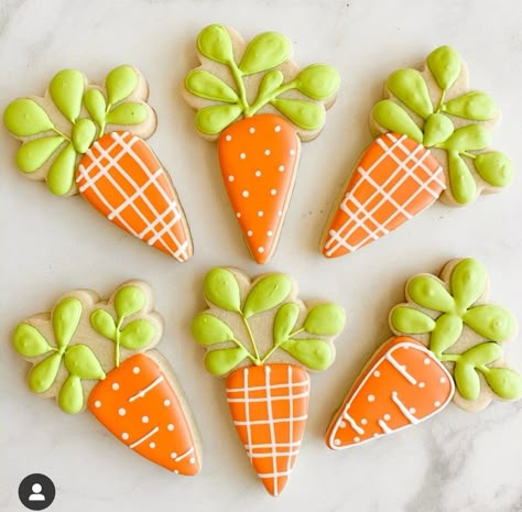 Carrot Decorated Cookies, Carrot Sugar Cookies Decorated, Decorated Cookies Spring, Spring Cutout Cookies, Easter Sugar Cookie Ideas, Carrot Cookies Decorated, Easter Sugar Cookies With Royal Icing, Easter Carrot Cookies, Spring Decorated Cookies