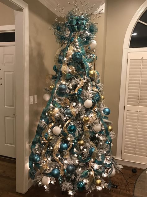 Teal And Gold Christmas Decor, Teal Christmas Tree, White Flocked Christmas Tree, Turquoise Christmas Tree, Blue Christmas Tree Decorations, Teal Christmas, Turquoise Christmas, Blue Christmas Tree, Flocked Christmas Trees