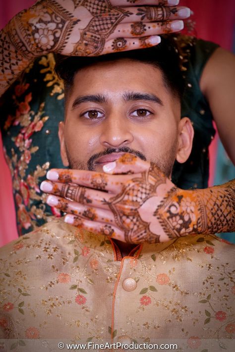 Mehandi Pose For Groom, Mehandi Poses For Groom, Mehandi Couple Poses, Boy Mehndi Poses, Couple Mehndi Poses, Groom Mehendi Photoshoot, Mehndi Poses For Groom, Groom Mehendi Poses, Groom Mehndi Poses