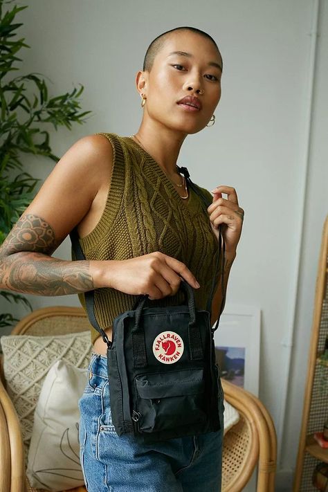 Mini Sling Bag Outfit, Kanken Sling Bag Outfit, Fjallraven Kanken Sling, Kanken Sling Bag, Sling Bag Outfit, Kanken Sling, Black Outfit Edgy, Crossbody Bag Outfit, Cute Summer Fits