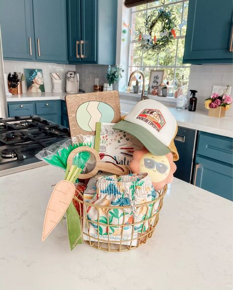 Preschool Easter Basket, Easter Decor Table, Vintage Easter Decor, Decorating Table, Easter Decor Ideas, Boys Easter Basket, Baby Easter Basket, Baby Boy Easter, Easter Gift Boxes