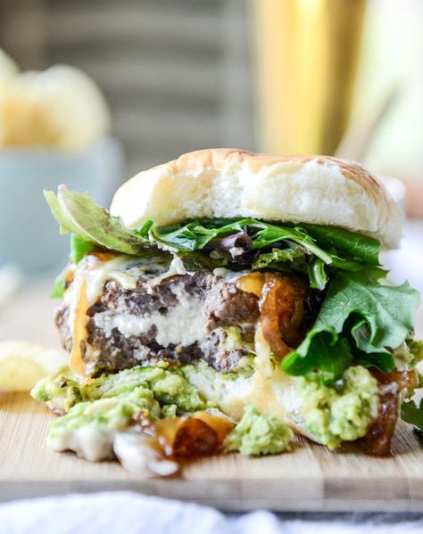 Nothing better than a kicked up burger. goat cheese guac burgers I howsweeteats.com Goat Cheese Burger, Guacamole Burger, Juicy Lucy, Salad Pasta, Cheese Burger, Burger Sauce, Gourmet Burgers, Burger Recipes, How Sweet Eats