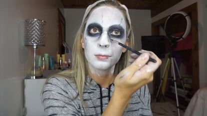 Valak Makeup Tutorial, Zombie Nun Makeup, The Nun Makeup Tutorial, Nun Makeup Halloween Easy, Scary Nun Makeup Easy, Nun Halloween Costumes Makeup, Nun Makeup Halloween, Scary Nun Makeup, Scary Nun Costume