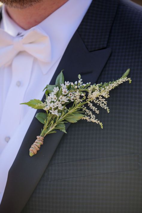 No Flower Boutonniere, Cottagecore Boutonniere, Fern Boutineer, Unique Boutineer Ideas Wedding, Wildflower Boutonniere Groomsmen, Astilbe Boutonniere, Wax Flower Boutonniere, Boutinere Ideas Groomsmen, Wildflower Boutonniere