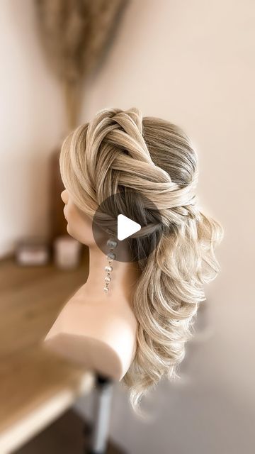 Willemijn Vlot • Hairdo by Mijntje • Bruidsstyliste on Instagram: "Chunky fishtail braid tutorial❤️ Watch, save & learn 🥰 My Online Bridal Hair Academy is available worldwide! 🌎 English, Spanish & Dutch 🇬🇧🇺🇸🇪🇸🇳🇱 Take a look at the new Academy! And get 2 months free on a subscription!! 🤩 See link in bio❣️ . . . #hairstyling #instahair #hairdo #hairstyle #hairstyles #hairinspo #hairinspiration #hairvideo #weddinghair #weddinghairstyle #weddingupdo #weddingupdos #updo #bridalhair #updos #updostyle #braids #braidedhair #hairdobymijntje  #hairofinstagram #hairgoals #hairtutorial #weddinghairstyles #bridalhairstyle  #stylistssupportingstylists  #haircrush #bridalupdo #bridehairstyle #bridalhairstyles  #hairtutorials" French Twist Bridal Hair, Dutch Fishtail Braid Tutorial, Braided Updos For Long Hair, Fishtail Braid Tutorial, Updo Tutorials, Braid Updo Tutorial, Spanish Hairstyles, Fishtail Braid Updo, Dutch Braid Updo