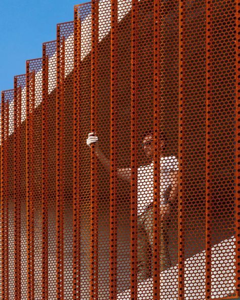 ⁣ #architecturesight ⁣ For the CASA ORBITA project, PK Studio chose Z-140 cladding in perforated Corten steel. This was done to create a screen that offers privacy and controls the entry of light on the second floor of the house, thus creating an intimate environment for the inhabitants. This type of cladding does not require maintenance, which helps preserve its original appearance as if it were newly installed.⁣ ⁣ _Project: CASA ORBITA ⁣ _Location: Virazón, Rincón de Milberg, Buenos Aires ⁣... Perforated Corten Steel, Perforated Floor, Types Of Cladding, 2023 Picture, Steel Cladding, Architecture Concept Drawings, Corten Steel, Concept Architecture, Interior Architecture Design