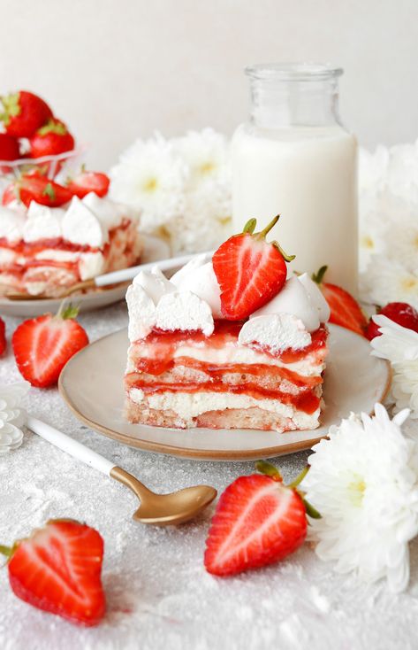 Vegan Strawberry Tiramisu - The Little Blog Of Vegan Vegan Strawberry Brownies, Vegan Easter Dessert Recipes, Vegan Tiramisu Cake, Vegan Strawberry Recipes, Vegan Strawberry Dessert, Vegan Easter Dessert, Vegan Strawberry Cake, Vegan Strawberry Cheesecake, Vegan Strawberry Shortcake