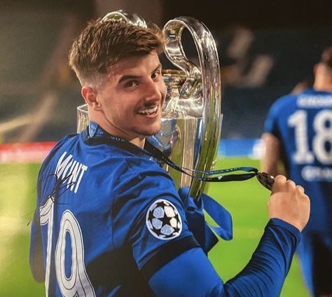 16 Century Aesthetic, Chelsea Team, Soccer Photography, Premier Lig, Football Wags, Boy Blurred Pic, Soccer Boyfriend, Mason Mount, Football Icon