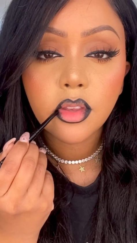 This is your sign to line your👄 with a black liner🖤 pair this with your headwrap from WrapQueen in 2022 | Glamour makeup, Black hair makeup, Makeup for black skin Black Hair Makeup, 2022 Makeup, Glossy Lips Makeup, Makeup For Black Skin, Lip Makeup Tutorial, Brown Skin Makeup, Makeup Help, Face Makeup Tips, Makeup Tutorial Video