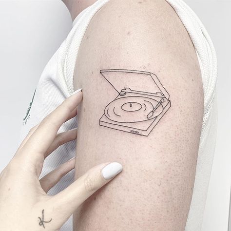 Record player 🎶 Vinyl Records Tattoo, Small Record Tattoo, Vinyl Tattoo Minimalist, Record Player Tattoo Simple, Record Tattoo Vinyl, Vinyl Record Tattoo, Tattoo Ideas Music, Music Inspired Tattoos, Record Tattoo