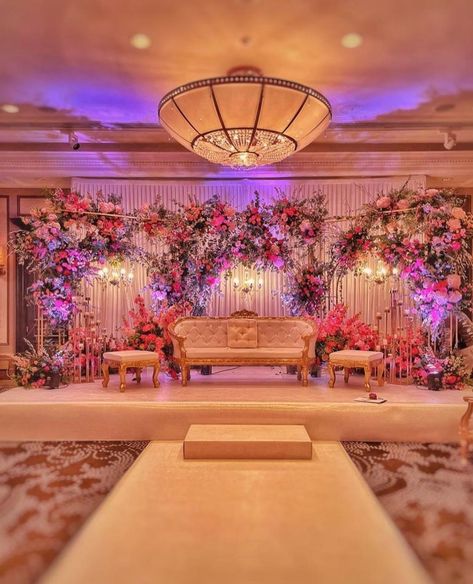 Walima Decoration Wedding Ideas, Wedding Venue Pakistani, Pakistani Wedding Hall Decorations, Desi Wedding Venue Ideas, Punjabi Wedding Venues, Wedding Set Up Indian, Engagement Venue Indian, Punjabi Wedding Reception Decor, Pakistani Wedding Ideas Decoration