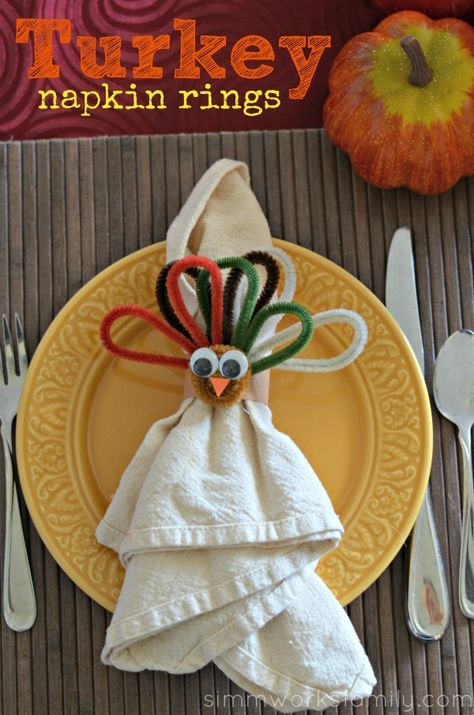 Here's a Quick Way to Make Turkey Napkin Rings for Kids Turkey Napkin Rings, Diy Napkin Rings, Turkey Napkins, Thanksgiving Napkin Rings, Diy Turkey, Thanksgiving Kids Table, Cozy Thanksgiving, Easy Thanksgiving Crafts, Napkin Rings Diy